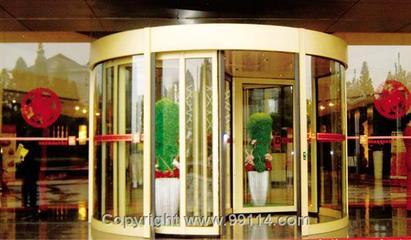 旋转门X-1与自动工业门 高效安全的现代化入口解决方案